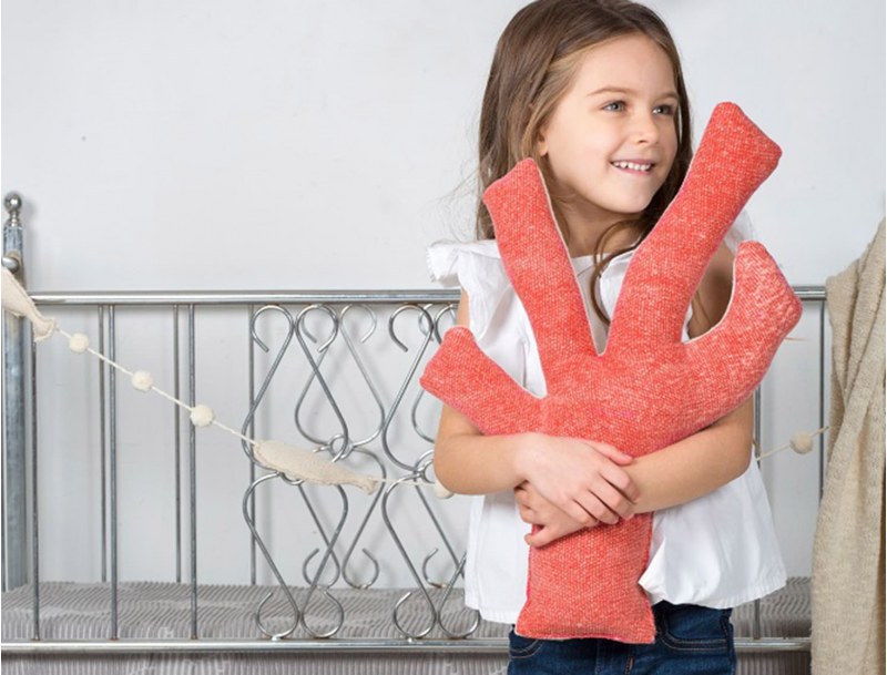 Jolie coussin enfant décoratif Corail lavable 100 % coton.