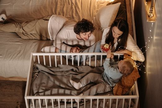 Comment aménager une chambre pour des bébés jumeaux ?
